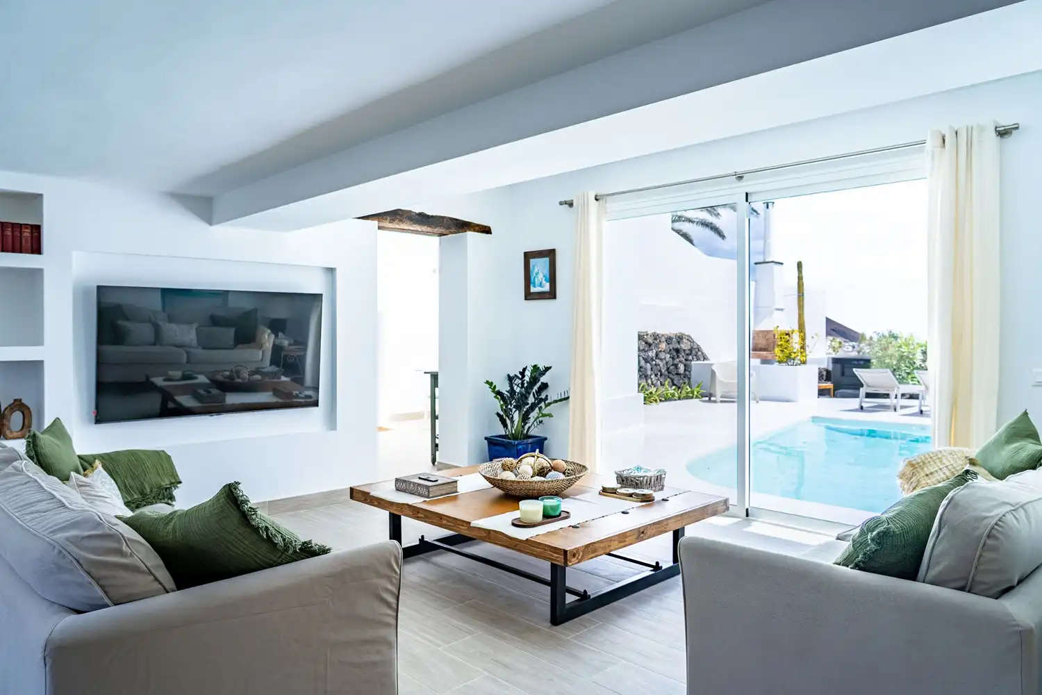 Sala d'estar de Casa adosada en venda en Teguise amb Jardí privat, Terrassa i Piscina