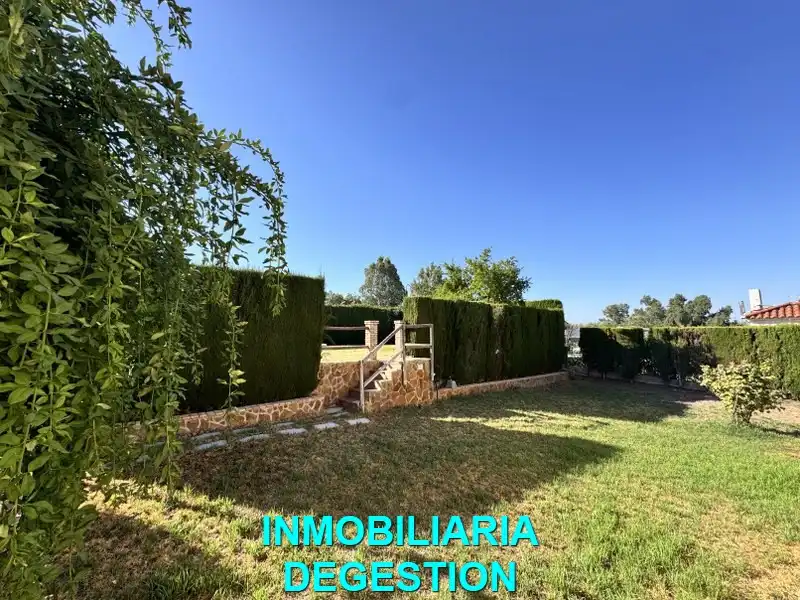 Jardí de Casa o xalet en venda en Linares amb Aire condicionat, Jardí privat i Piscina
