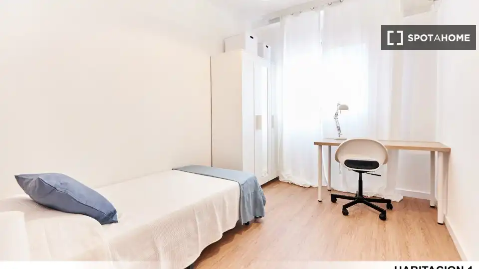 Habitación de Piso de alquiler en Sevilla con Aire acondicionado, Calefacción y Amueblado