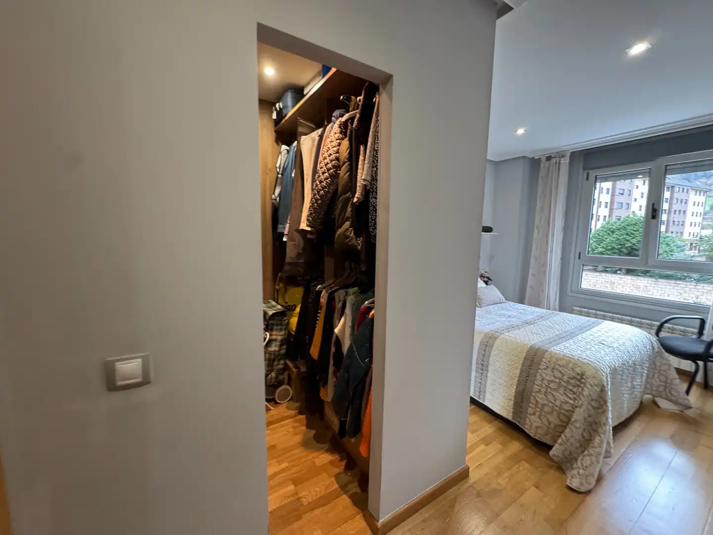 Dormitori de Pis en venda en Oviedo  amb Calefacció, Parquet i Traster