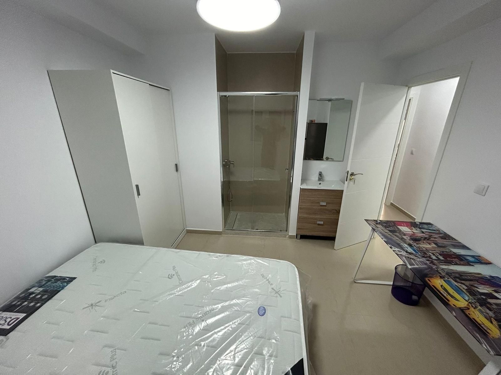 Flat to share in Calle Pintor Martínez de la Vega, 36, Centro