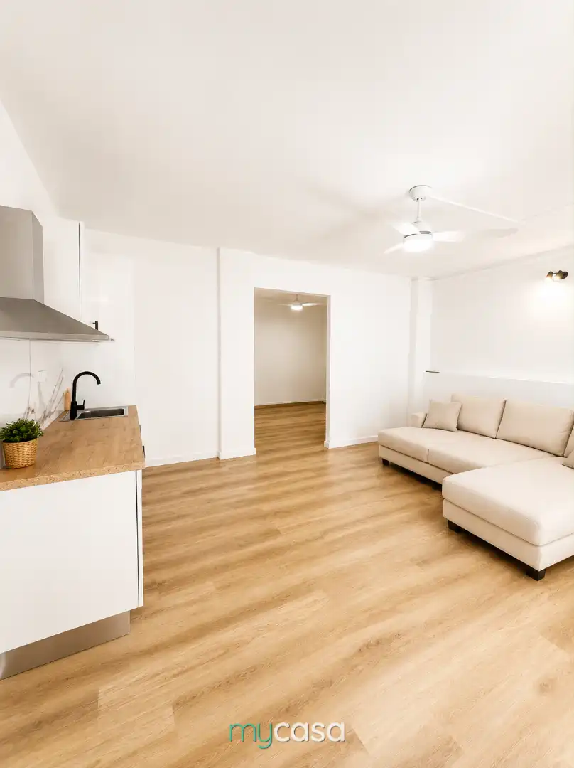 Sala d'estar de Estudi en venda en Barberà del Vallès amb Parquet, Moblat i Forn
