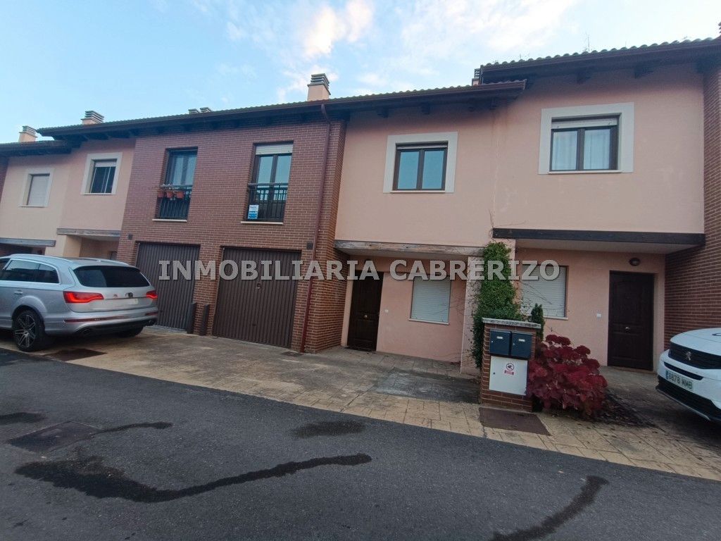 Vista exterior de Casa adosada en venda en Sojuela amb Calefacció, Jardí privat i Traster