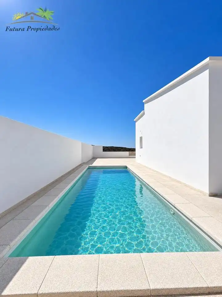 Swimming pool of Houses for sale in Tinajo, Las Palmas