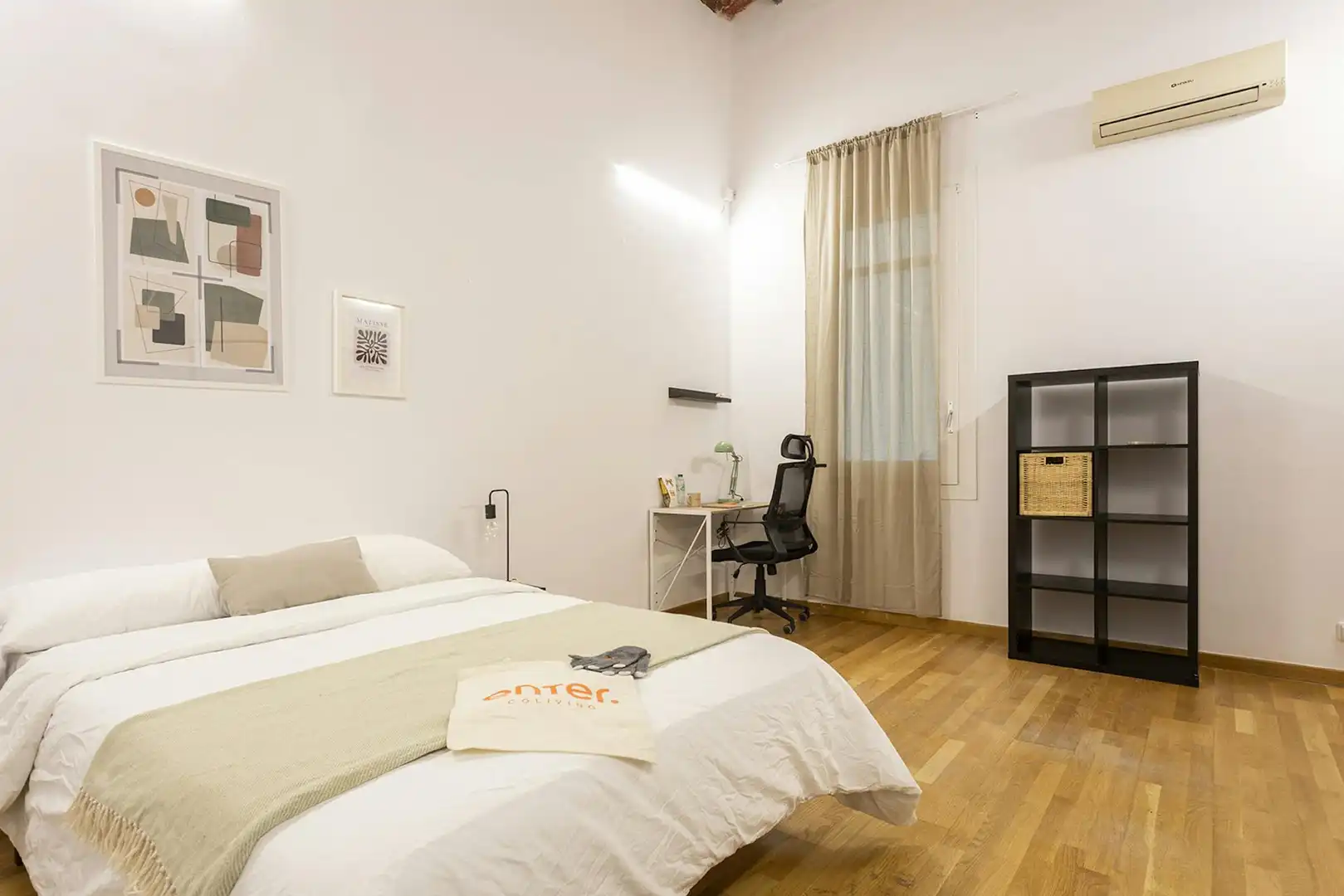 Bedroom of Flat for share in  Barcelona Capital  with Air Conditioner, Heating and Furnished