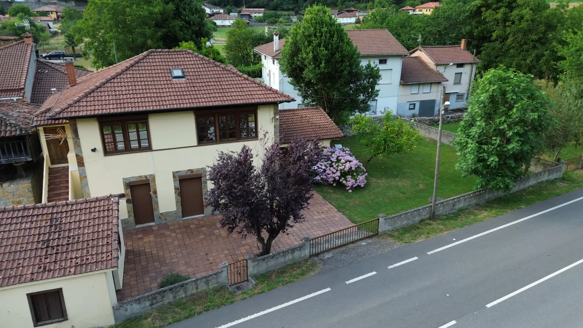 Vista exterior de Casa o xalet en venda en Salas amb Jardí privat, Traster i Moblat