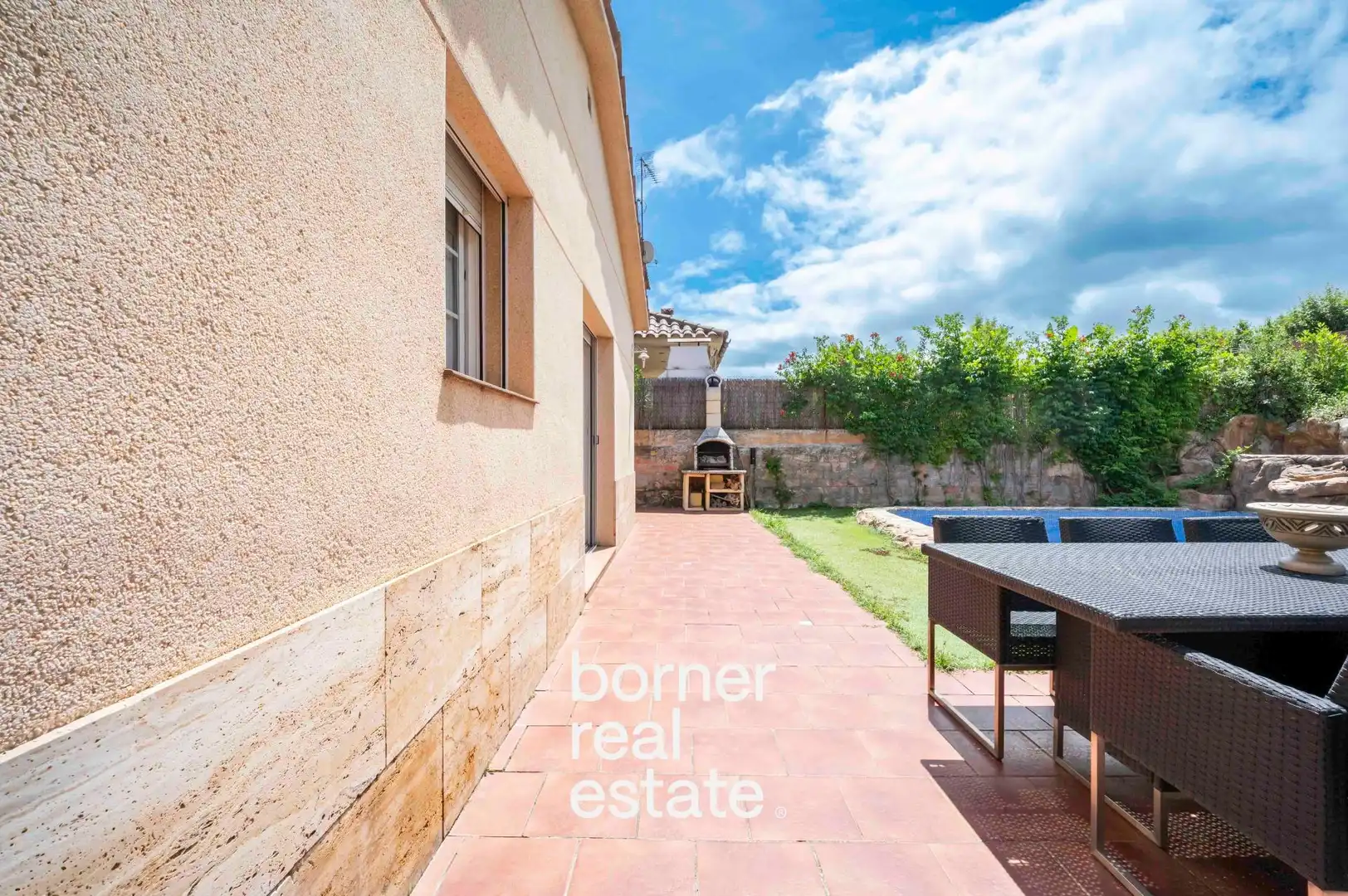 Vista exterior de Casa o xalet en venda en Sant Cugat del Vallès amb Aire condicionat, Calefacció i Jardí privat