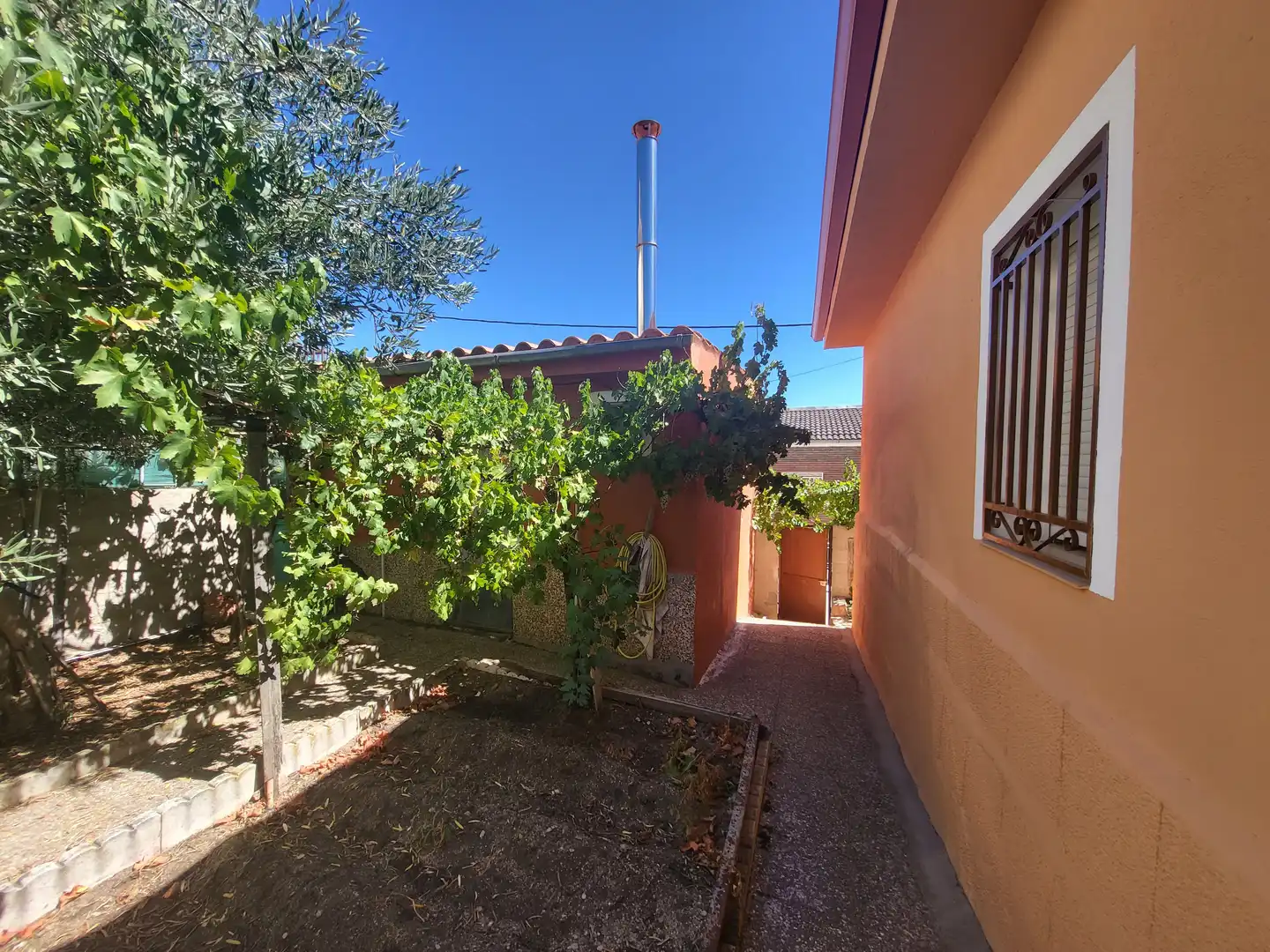 Vista exterior de Casa o xalet en venda en Burgohondo amb Jardí privat i Traster