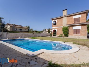Casa con piscina en venta en Els Masos - Els Garrofers
