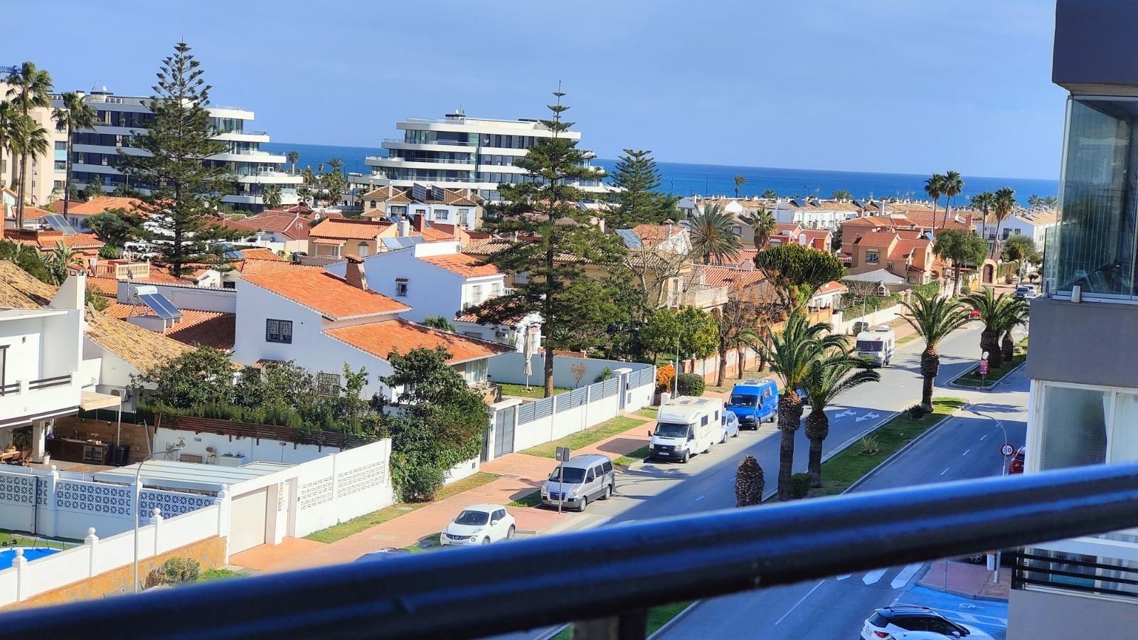 Vista exterior de Apartament en venda en Torremolinos amb Aire condicionat, Jardí privat i Terrassa
