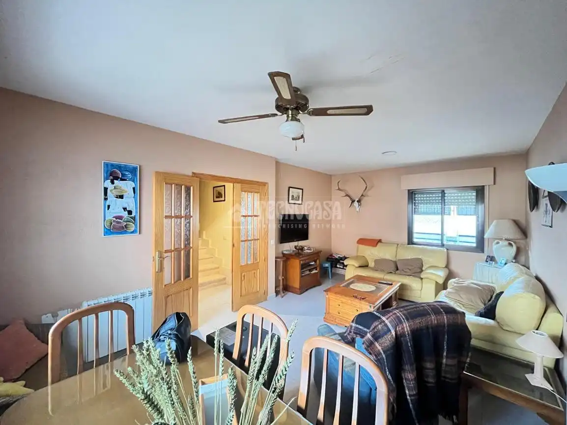 Sala de estar de Casa adosada en venta en Las Herencias con Calefacción, Piscina y Amueblado