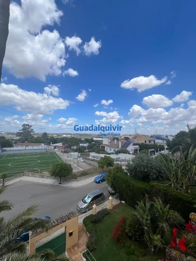Vista exterior de Casa o xalet en venda en Dos Hermanas amb Aire condicionat, Jardí privat i Terrassa