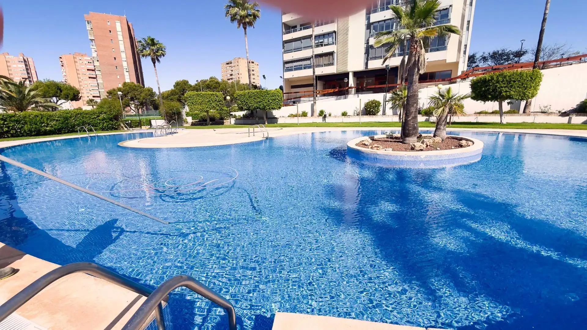 Piscina de Pis en venda en Benidorm amb Aire condicionat, Jardí privat i Terrassa