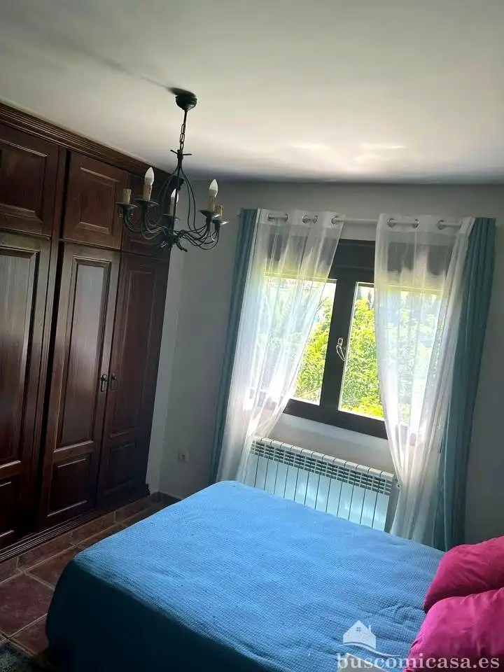 Dormitori de Casa adosada en venda en Linares amb Aire condicionat, Jardí privat i Terrassa