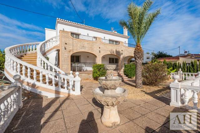 Casa-chalet en Venta en La Caleta - La Calalga -  Les Bassetes