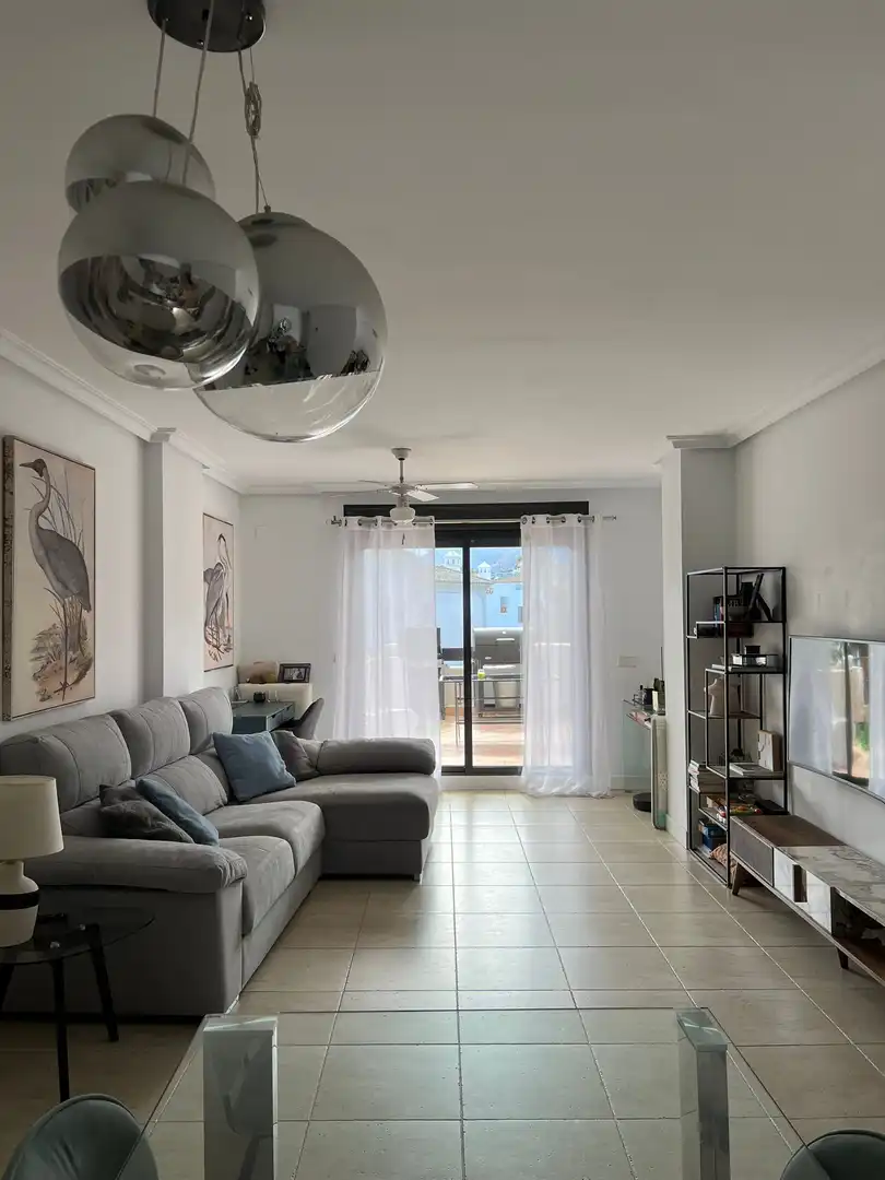 Wohnzimmer von Wohnung zur Miete in Estepona mit Klimaanlage, Heizung und Terrasse