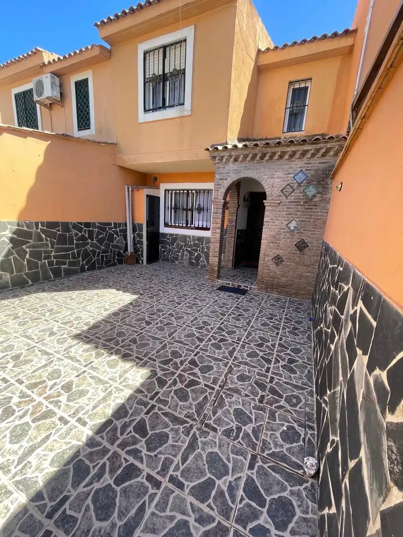 Vista exterior de Casa adosada de alquiler en Algeciras con Piscina comunitaria