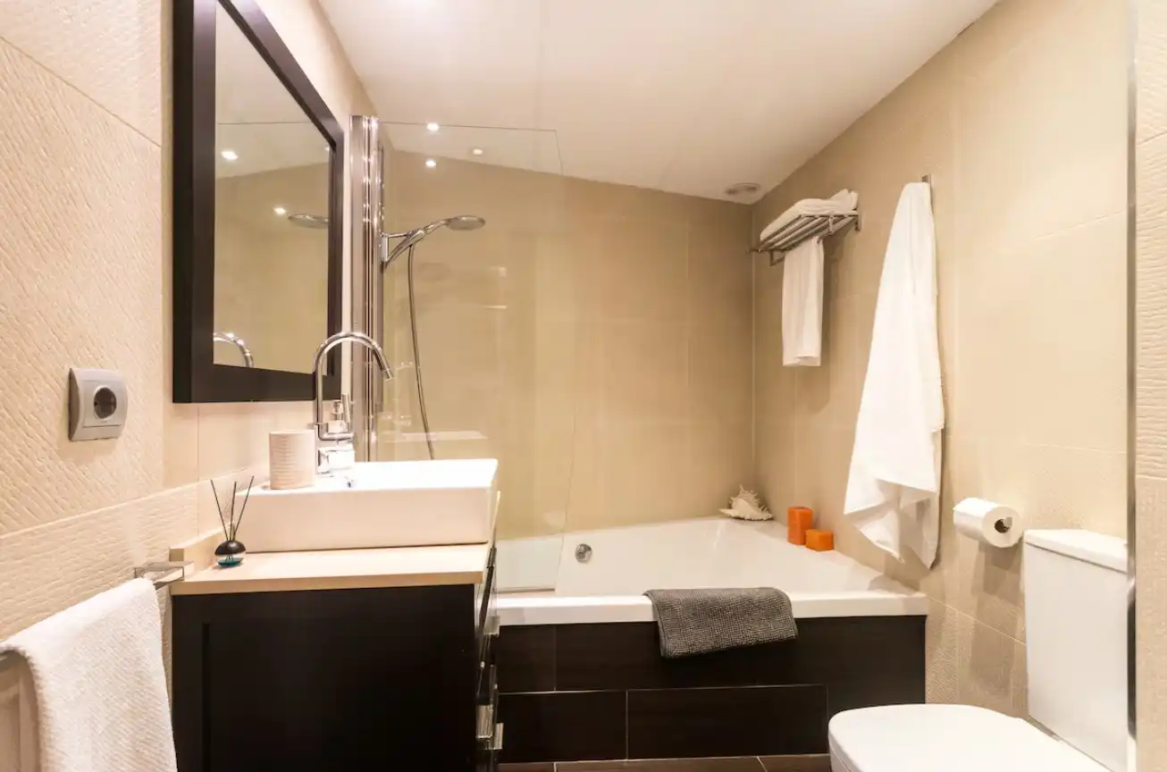 Baño de Apartamento de alquiler en Alicante / Alacant con Aire acondicionado, Calefacción y Parquet