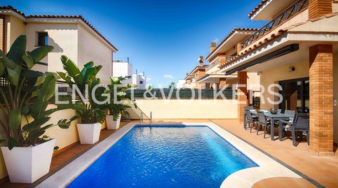 Moderna casa con piscina y pequeño jardín, imatge 3
