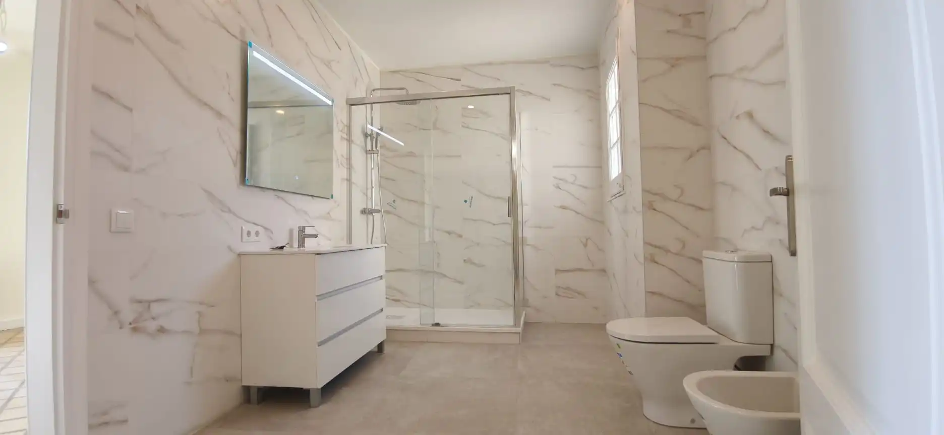 Badezimmer von Wohnung zur Miete in Barcelona mit Klimaanlage, Ofen und Mikrowelle