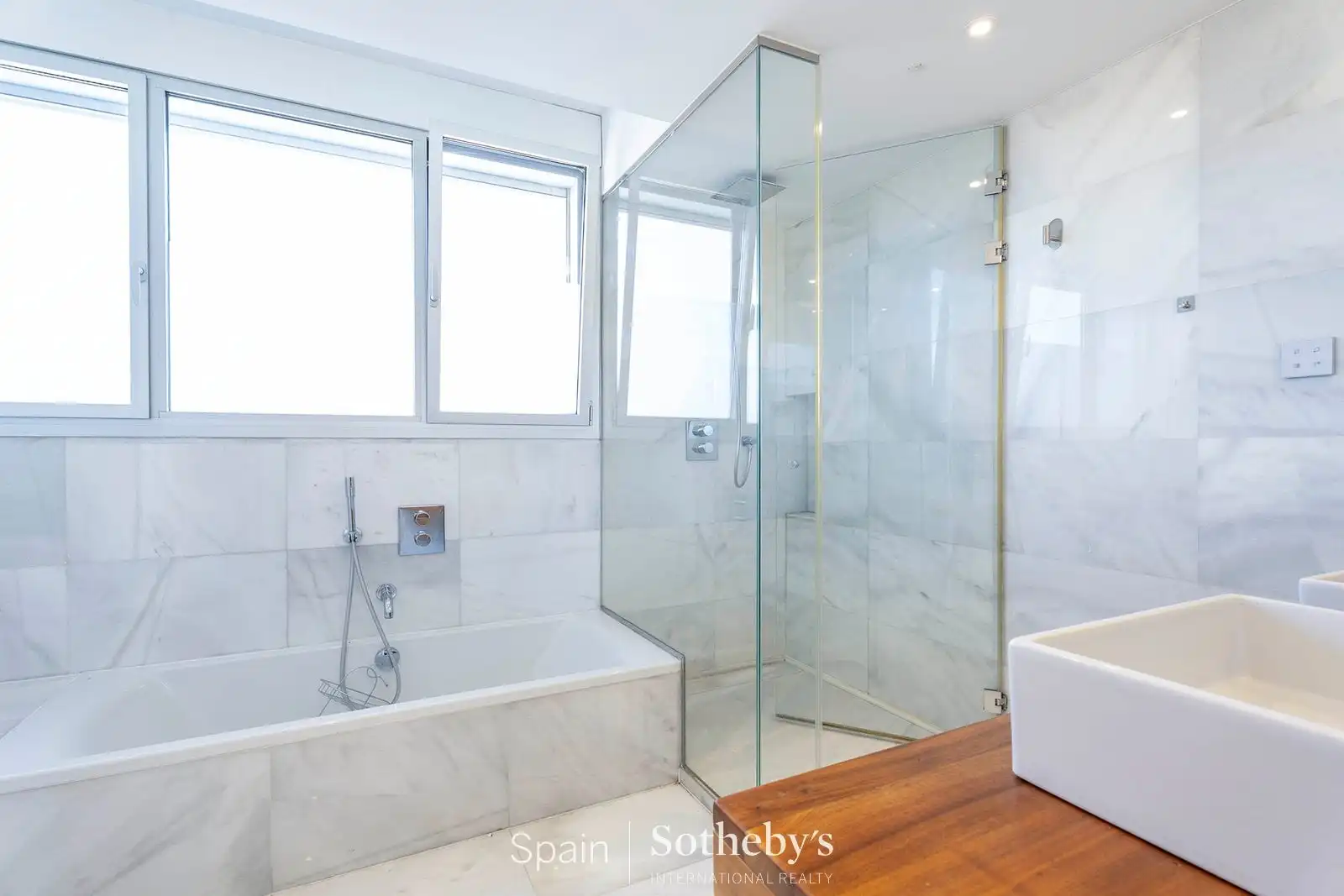 Baño de Casa adosada en venta en Madrid con Aire acondicionado, Calefacción y Jardín privado