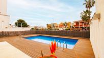 Piscina de Casa adosada en venda en Cubelles amb Calefacció, Terrassa i Traster
