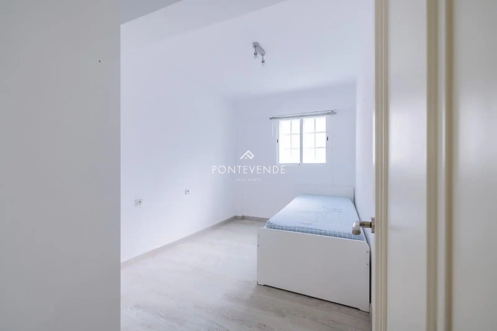 Habitación de Piso en venta en Pontevedra Capital  con Calefacción, Trastero y Amueblado