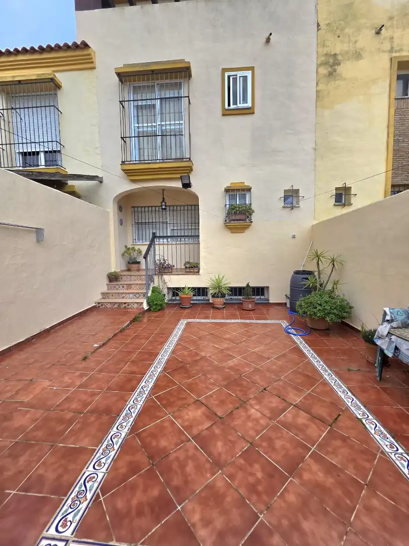 Vista exterior de Casa adosada en venda en Tarifa amb Aire condicionat, Jardí privat i Terrassa