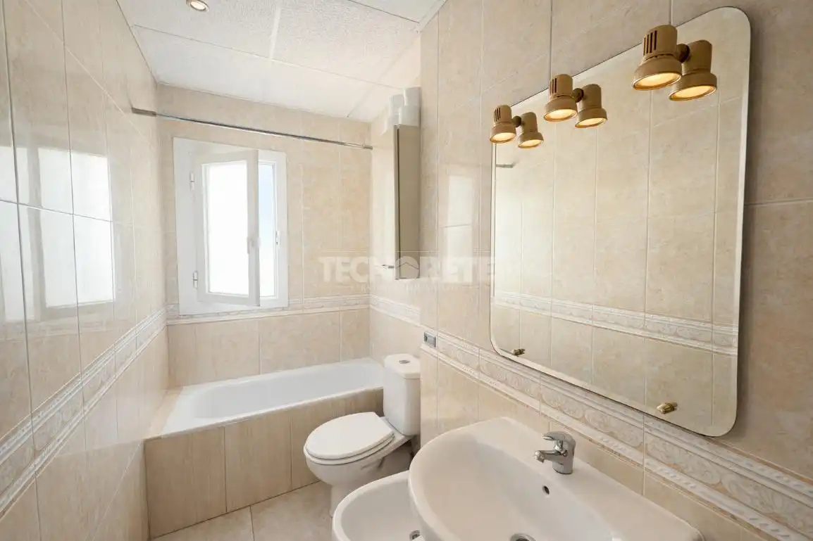 Bathroom of Flat for sale in Madrid  with Air Conditioner, Heating and Terrace