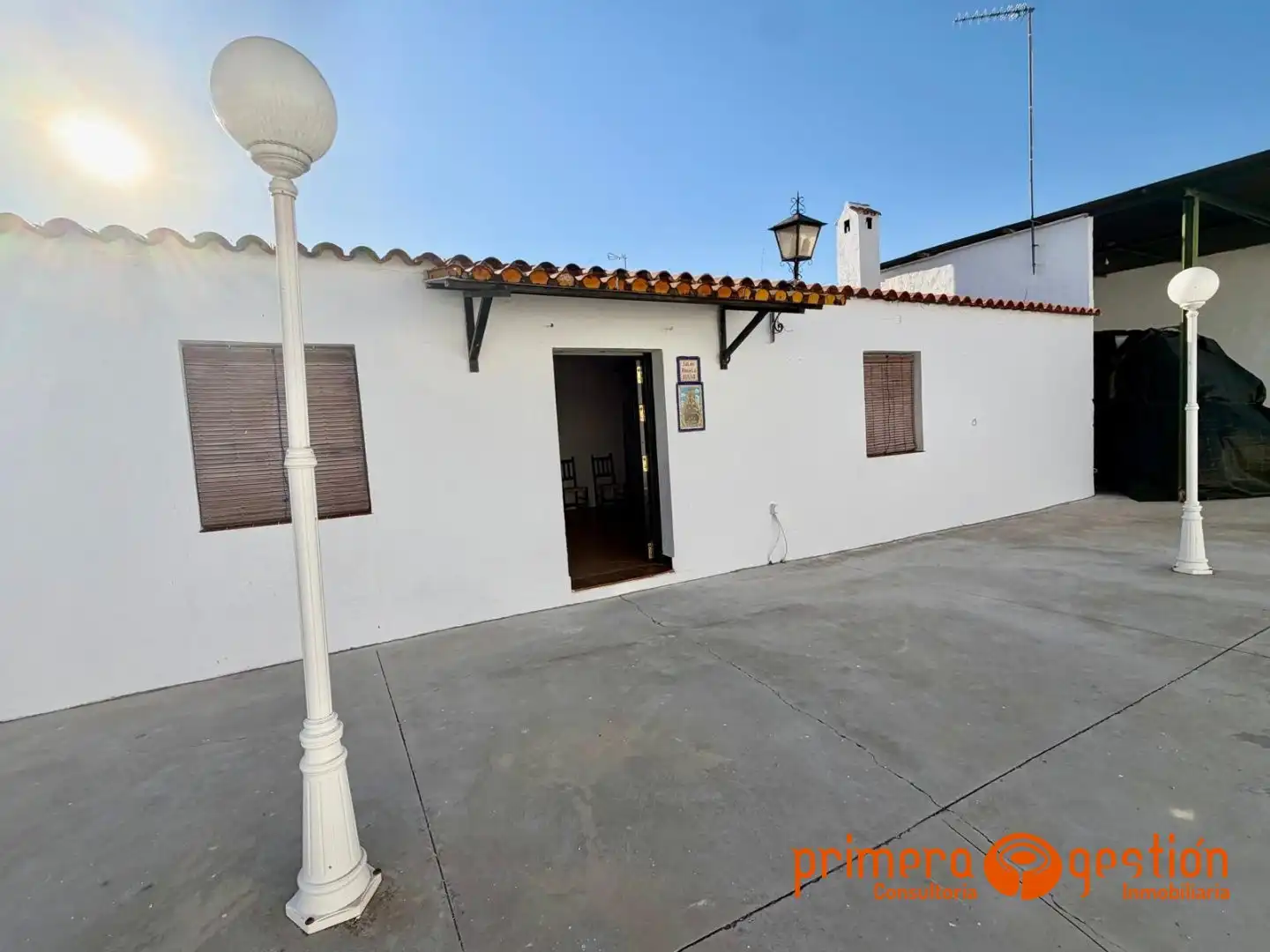Vista exterior de Casa o chalet en venta en Lora del Río con Trastero y Amueblado