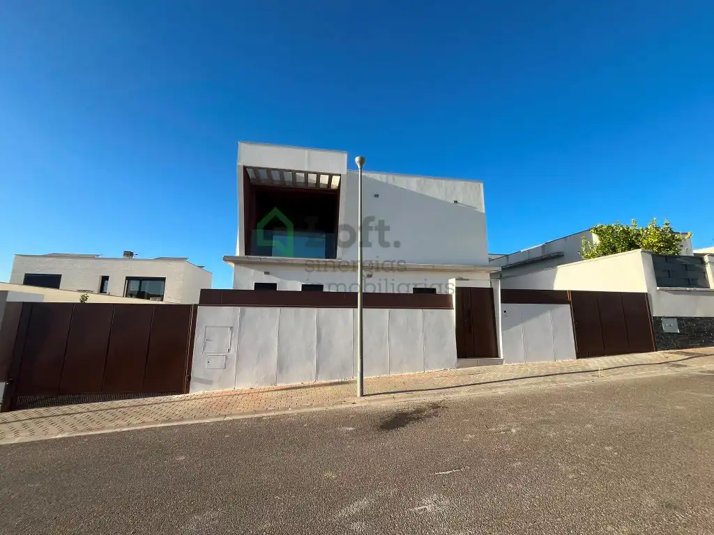 Vista exterior de Casa o xalet en venda en Badajoz amb Terrassa, Piscina i Domòtica