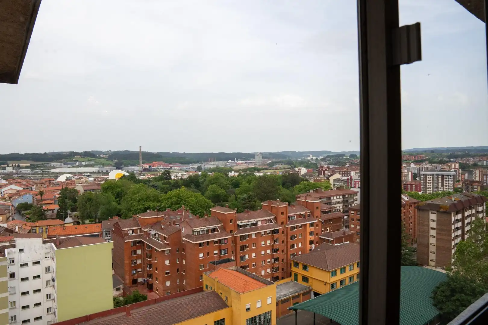 Habitación de Ático en venta en Avilés con Calefacción y Balcón