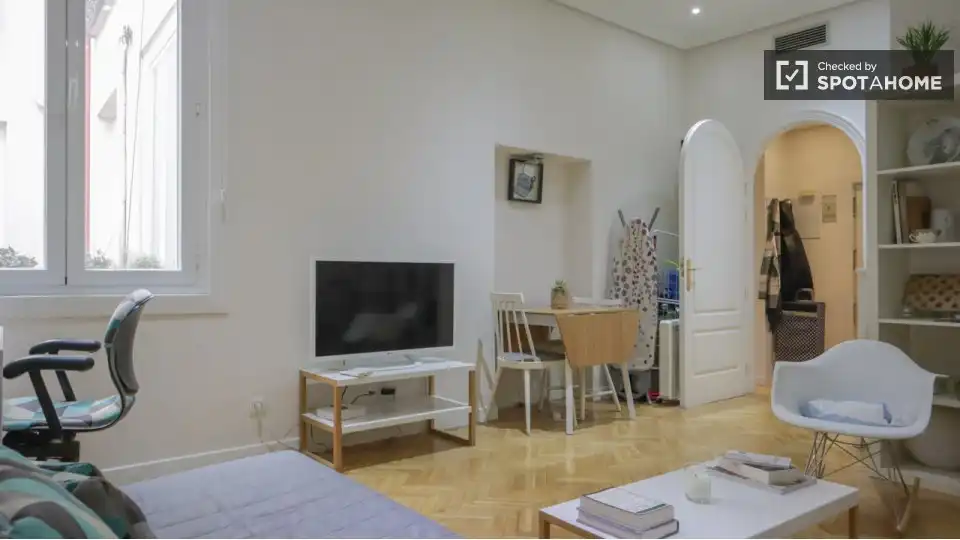 Room in Cortes - Huertas