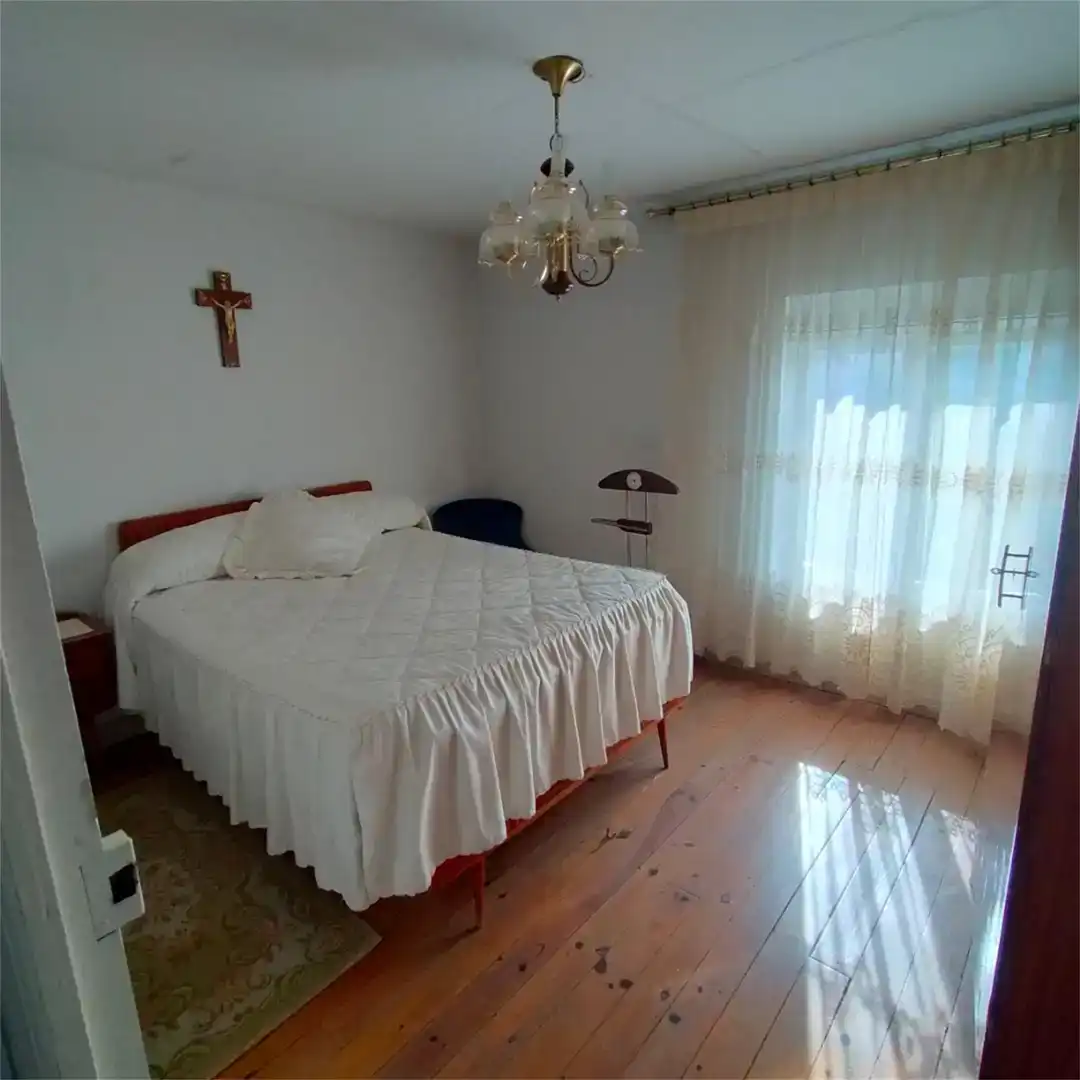 Dormitori de Casa adosada en venda en Valdeolea amb Rentadora i TV