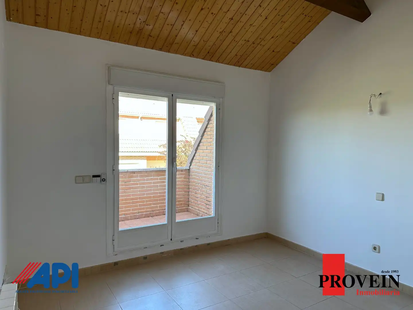 Terrassa de Casa adosada en venda en Santa Cruz del Retamar amb Calefacció, Jardí privat i Forn