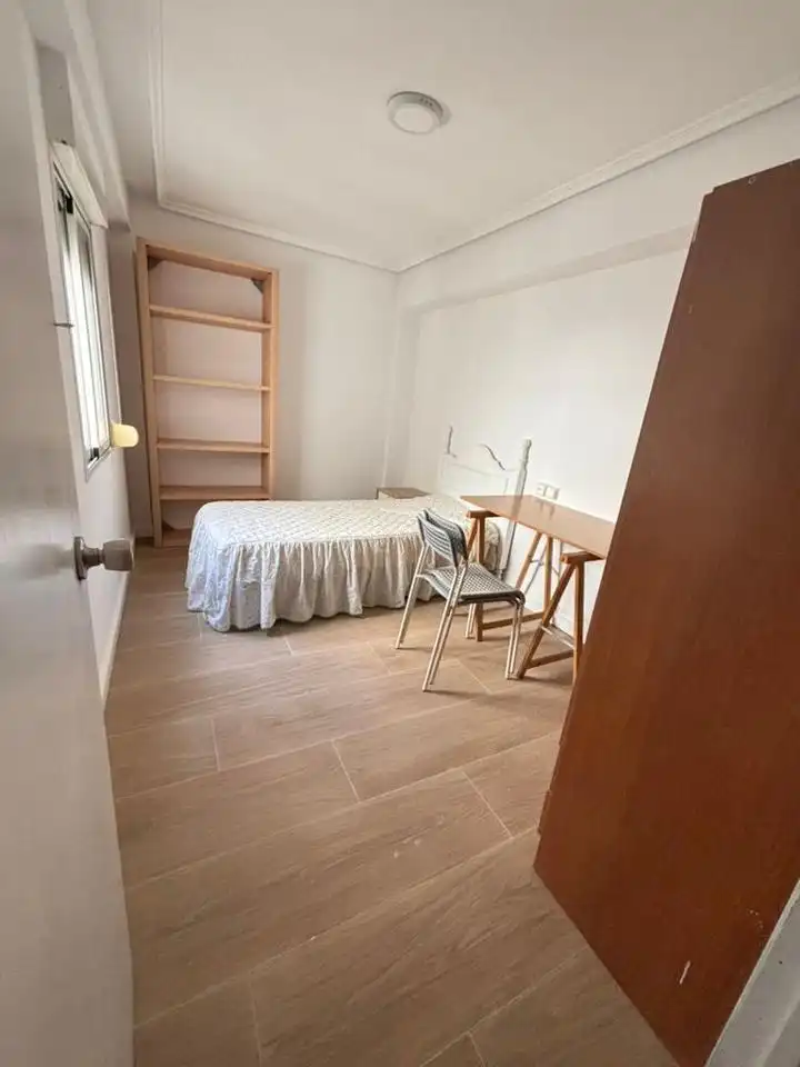 Habitación de Piso de alquiler en Valencia con Aire acondicionado y Amueblado