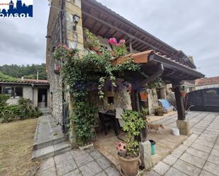 Vista exterior de Casa adosada en venda en Hazas de Cesto amb Jardí privat i Terrassa