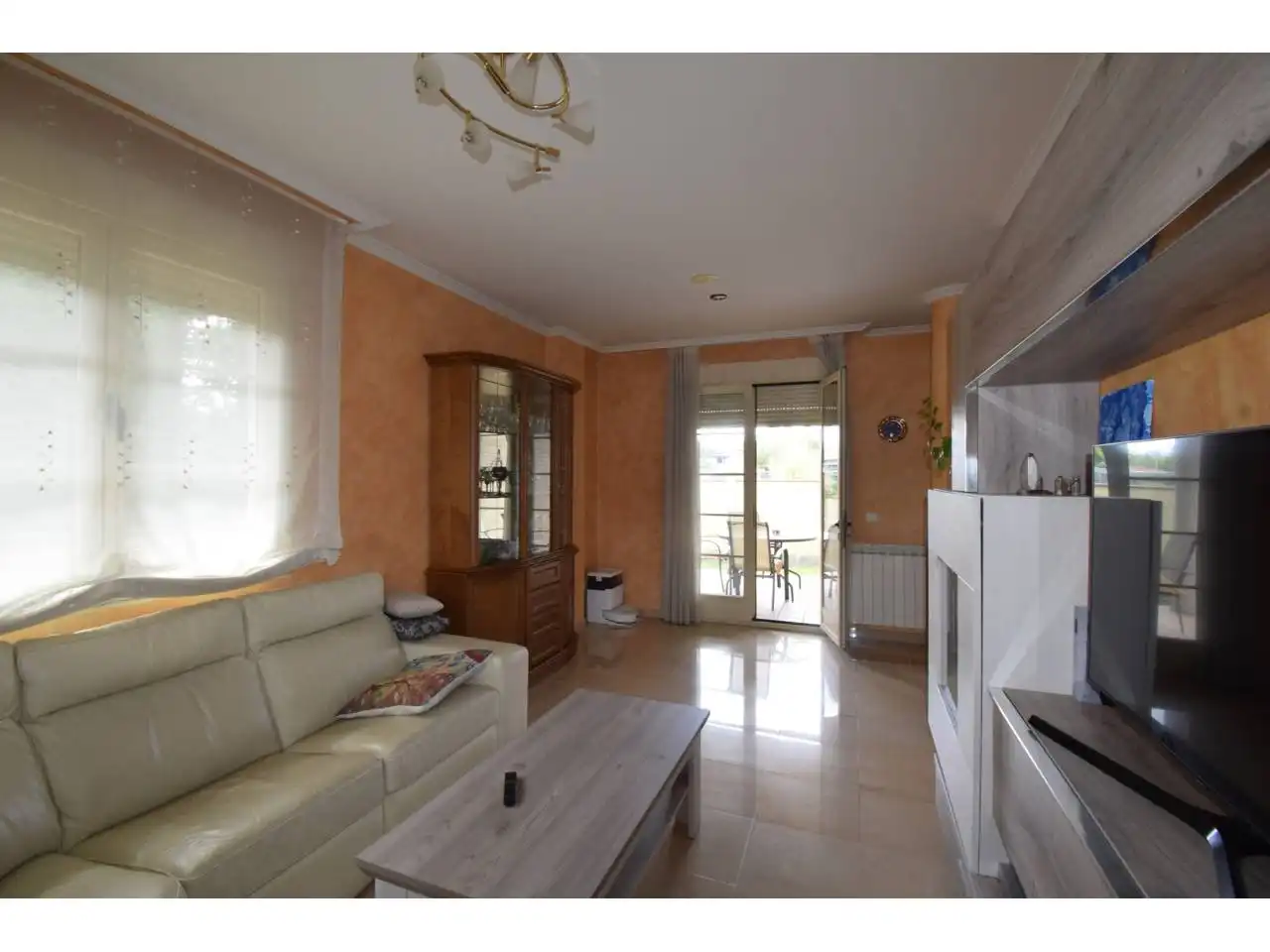 Sala d'estar de Casa o xalet en venda en León Capital  amb Calefacció, Parquet i Terrassa