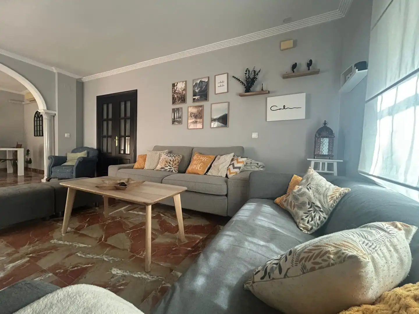 Wohnzimmer von Einfamilien-Reihenhaus zum Verkauf in Gines mit Klimaanlage, Heizung und Abstellraum