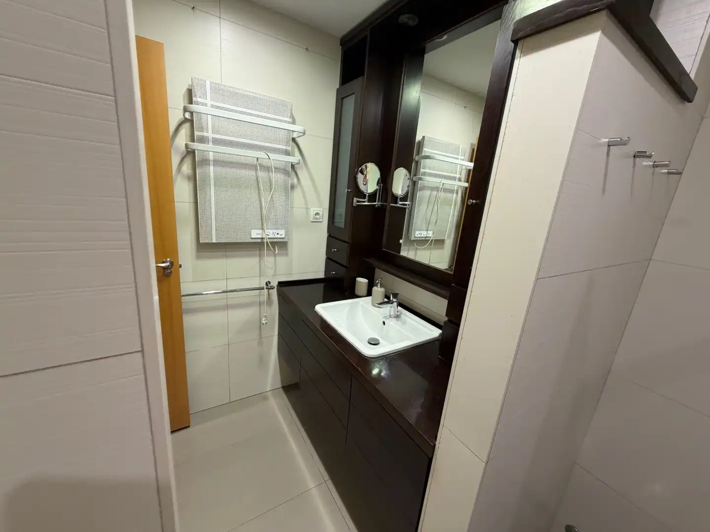 Badezimmer von Wohnung zum Verkauf in Almería mit Klimaanlage, Parkett und Möbliert
