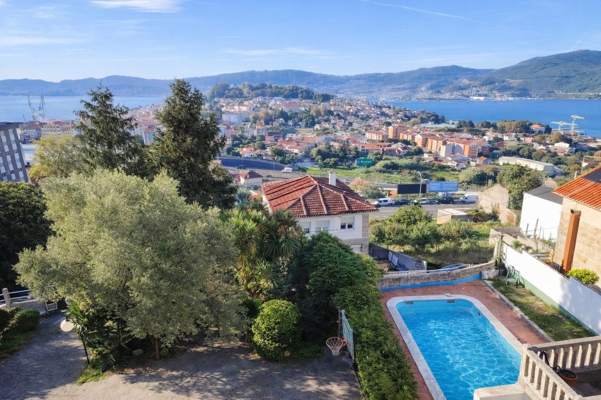 Vista exterior de Casa o xalet en venda en Vigo  amb Terrassa, Piscina i Balcó