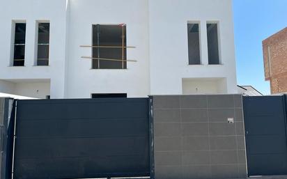 Vista exterior de Casa adosada en venda en Cúllar Vega amb Piscina