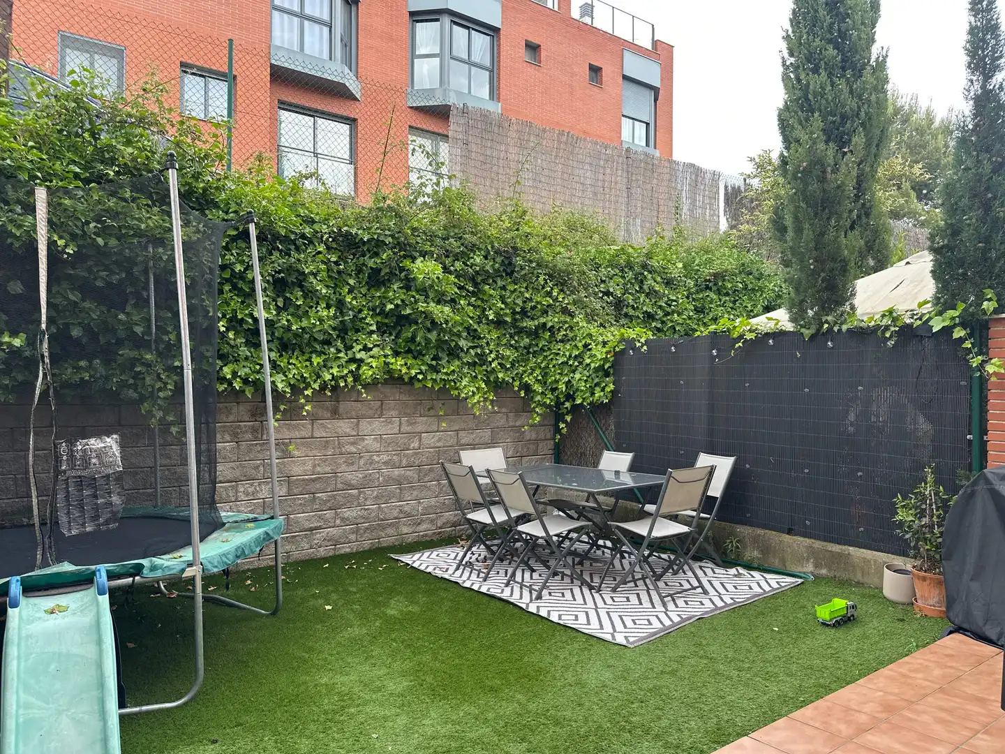 Terrasse von Einfamilien-Reihenhaus zum Verkauf in Sant Esteve Sesrovires mit Klimaanlage, Heizung und Privatgarten