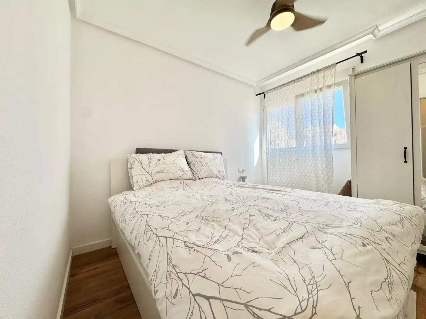 Dormitori de Apartament de lloguer en Torrevieja amb Aire condicionat, Piscina i Moblat