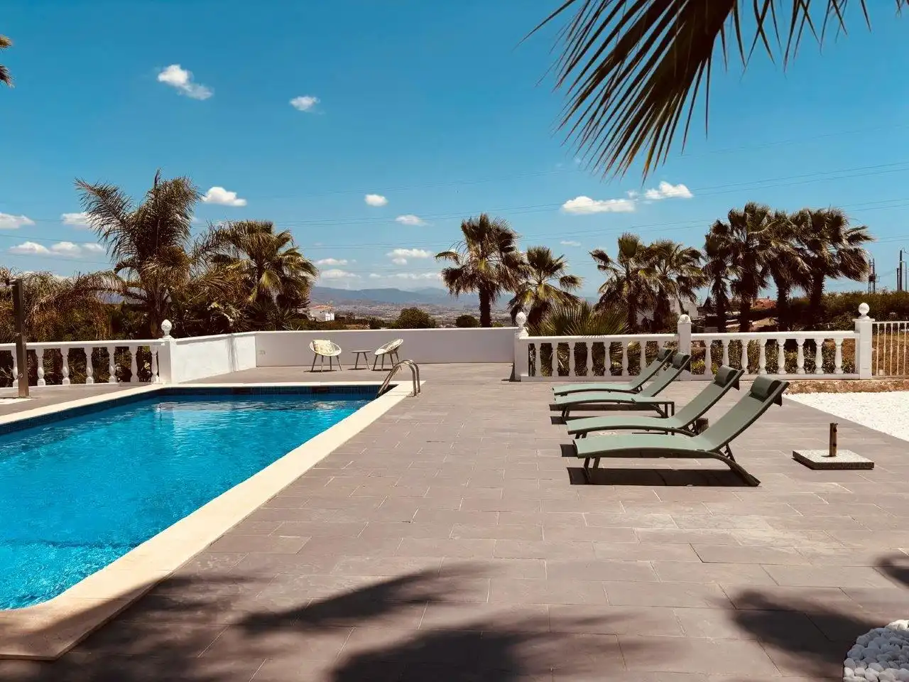 Piscina de Casa o chalet en venta en Alhaurín de la Torre con Aire acondicionado, Calefacción y Jardín privado