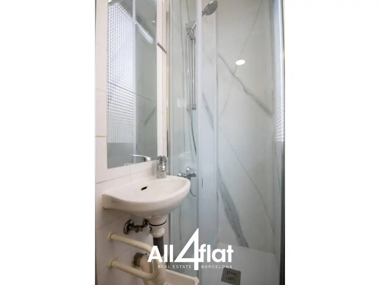 Bathroom of Flat for rent in Barcelona  with Furnished and Balcony
