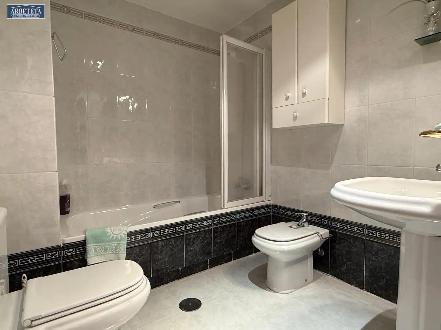 Badezimmer von Einfamilien-Reihenhaus zum Verkauf in Guadalajara mit Heizung, Parkett und Terrasse
