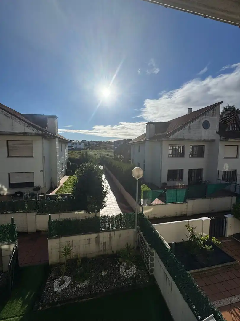 Vista exterior de Casa adosada en venda en Polanco amb Calefacció, Jardí privat i Parquet