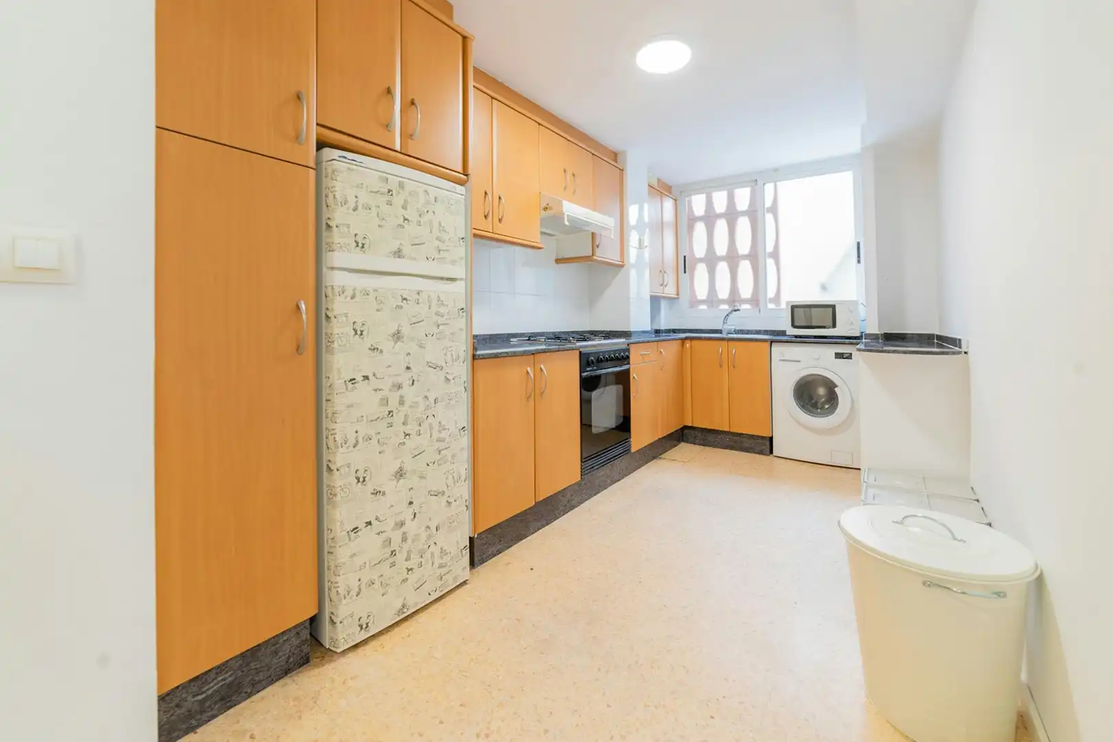 Kitchen of Flat for share in Valencia  with Furnished, Washing machine and TV
