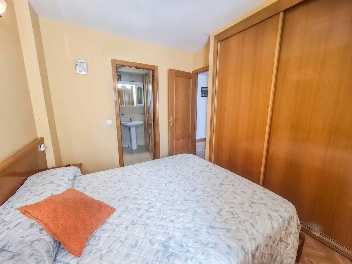 Bedroom of Flat for sale in Fuenlabrada  with Air Conditioner, Heating and Parquet flooring
